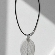Halsband med äkta löv – symboliskt naturhänge