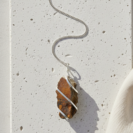 Halsband med tigeröga – kaskadtråd