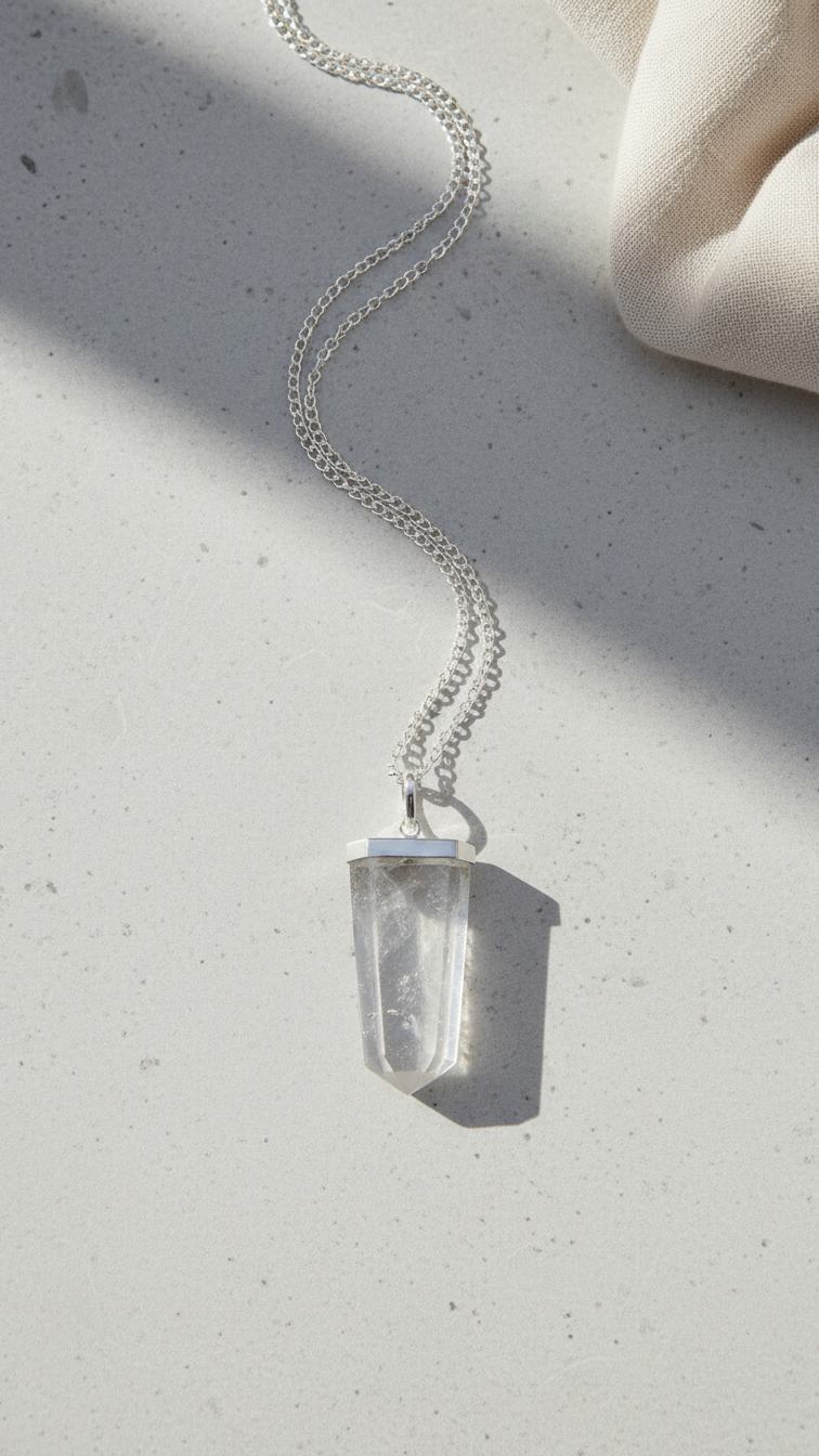 Halsband med bergkristall – platt kristallspets