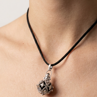 Halsband med silveränglaklocka – mörk design 16 mm