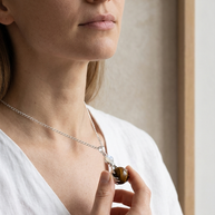 Halsband med tigeröga – handformat kristallhänge