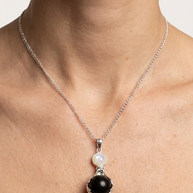 Halsband med svart agat – handformat kristallhänge