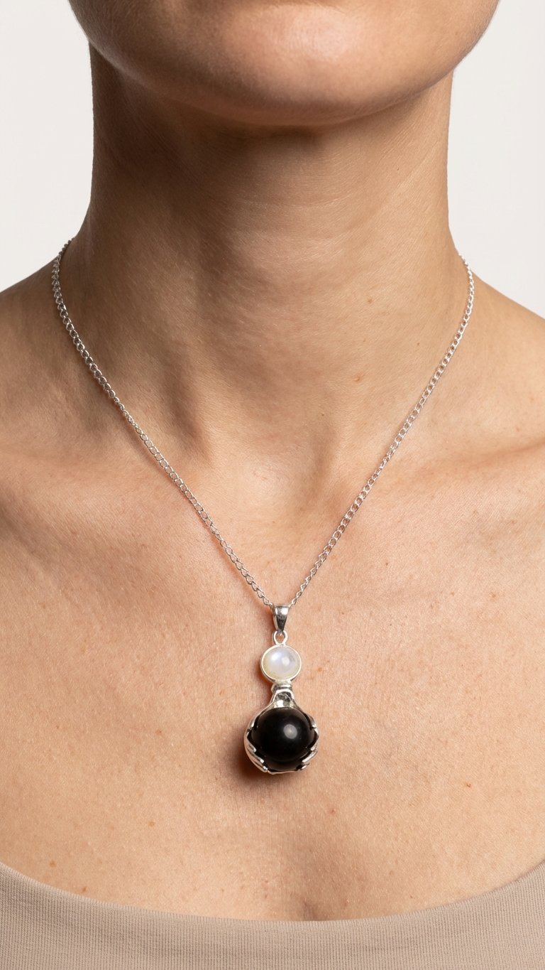Halsband med svart agat – handformat kristallhänge
