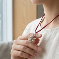 Halsband med silveränglaklocka – magisk design 18 mm