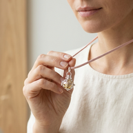 Halsband med silveränglaklocka – skyddsängel 16 mm