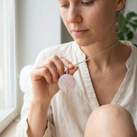 Halsband med rosenkvarts – livets träd