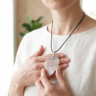 Halsband med äkta löv – symboliskt naturhänge