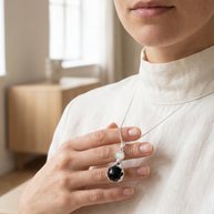 Halsband med svart agat – handformat kristallhänge