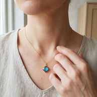 Halsband med labradorit · Subhagya