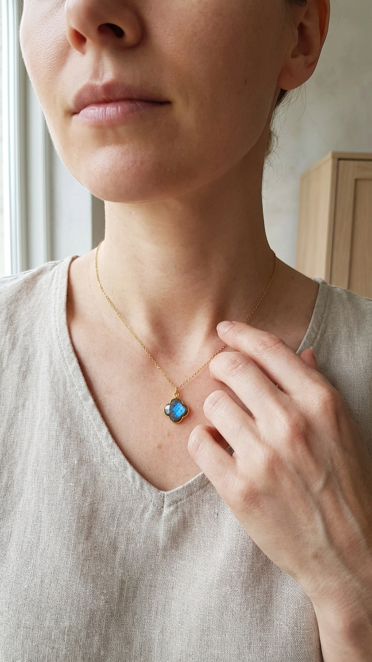 Halsband med labradorit · Subhagya