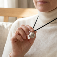 Halsband med silveränglaklocka – kärlek 12 mm