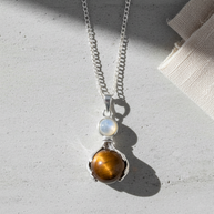 Halsband med tigeröga – handformat kristallhänge