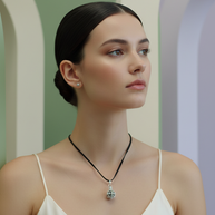Halsband med silveränglaklocka – mörk design 16 mm