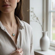 Halsband med labradorit · Subhagya