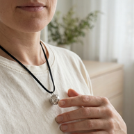 Halsband med silveränglaklocka – kärlek 12 mm