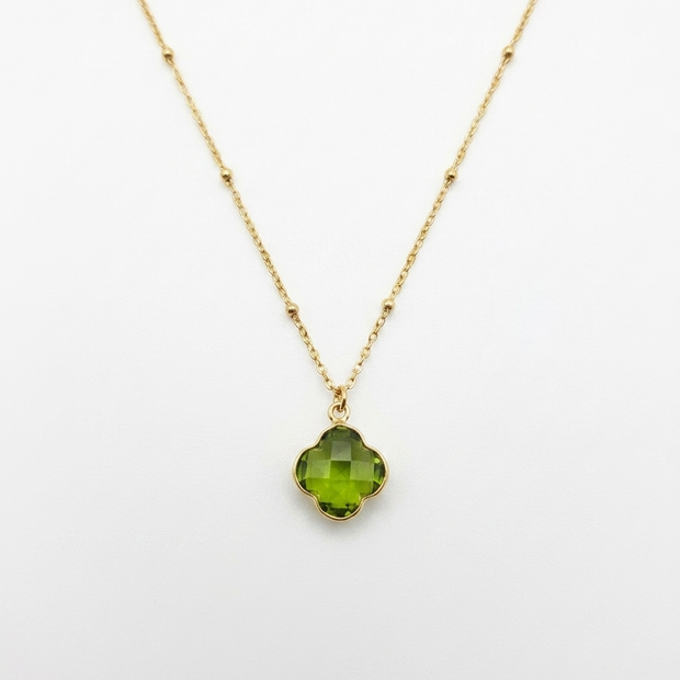 Halsband med peridot i klöverform