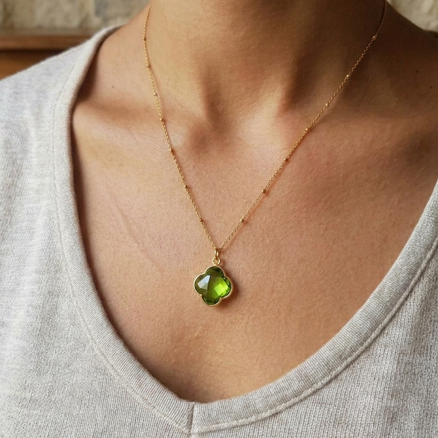 Halsband med peridot i klöverform