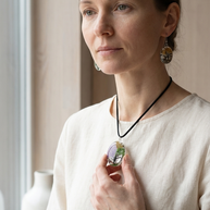 Närbild av färgglatt Livets träd-halsband på modell