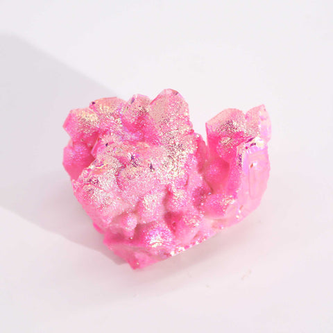 Närbild av rosa kvartskluster med magenta spetsar och iriserande lyster