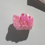 Rosa kvartskluster i direkt ljus med tydlig skugga