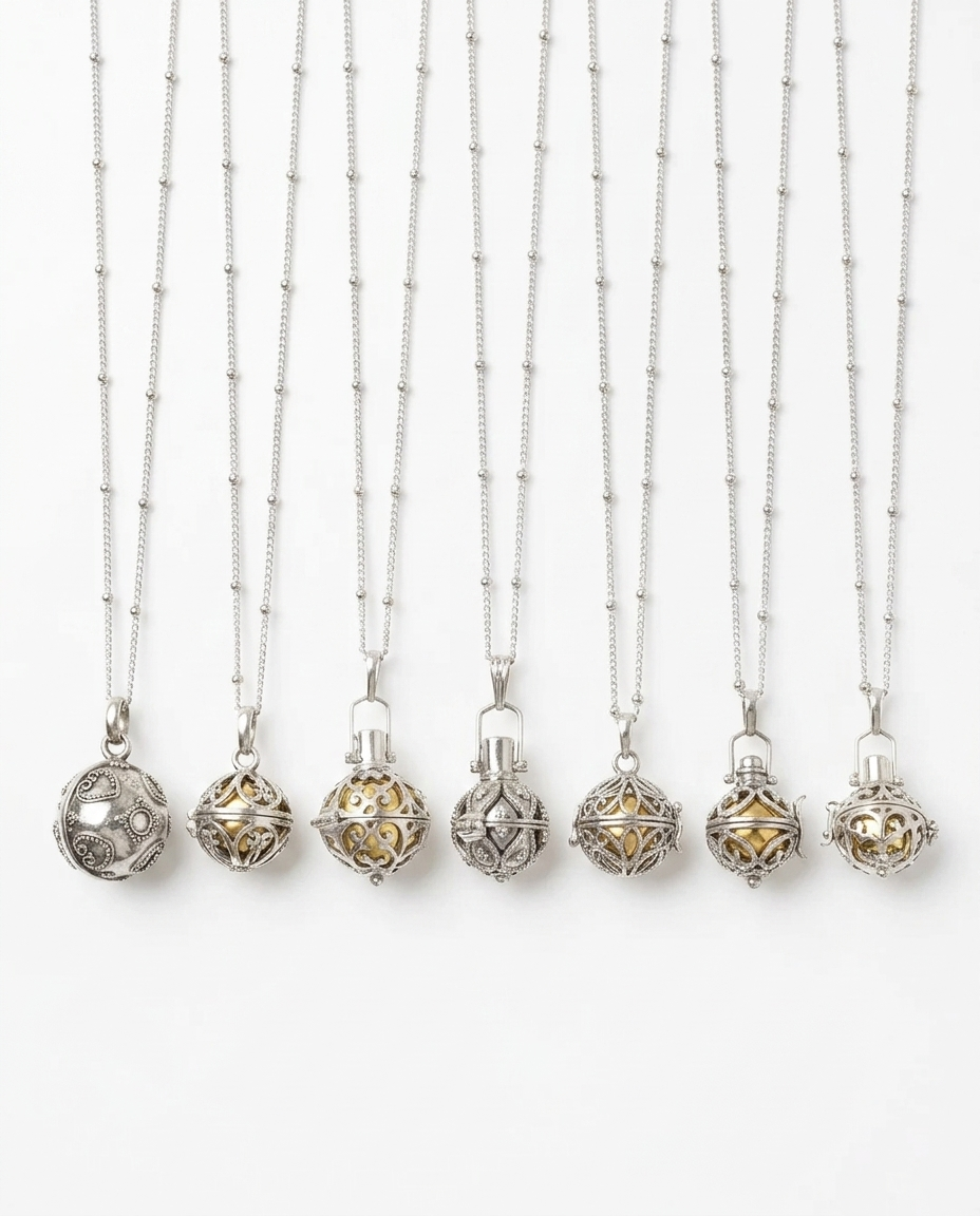 Sju änglaklockor med olika mönster upphängda bredvid varandra
