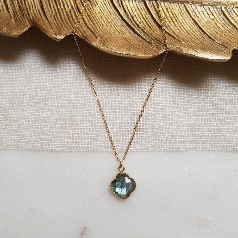 Halsband med labradorit · Subhagya