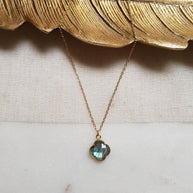 Halsband med labradorit · Subhagya