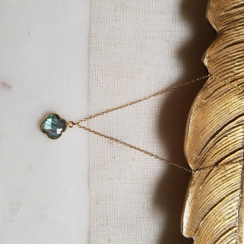 Halsband med labradorit · Subhagya